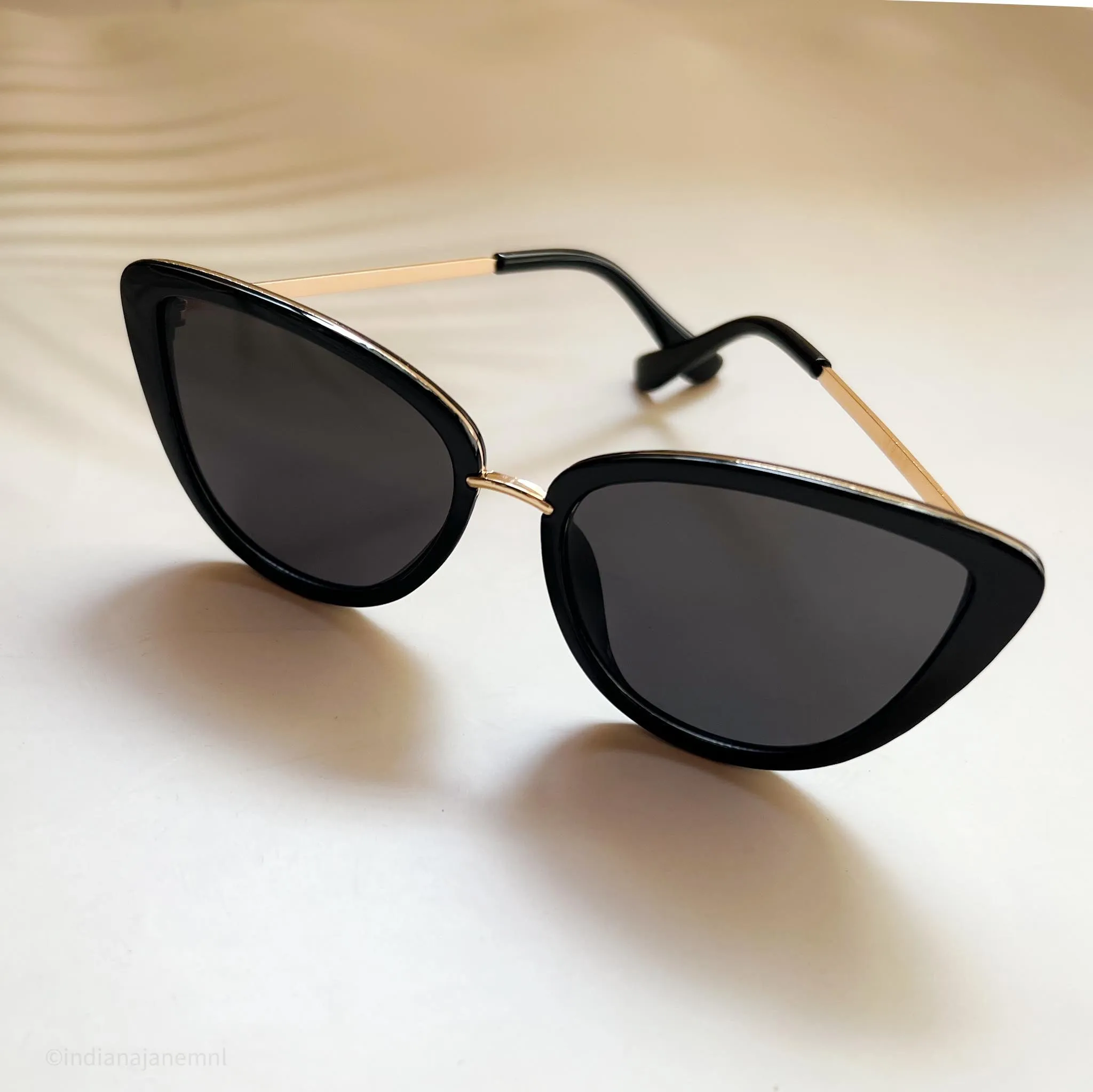 ILUV Cat Eye Fashion Sunglasses w 2 FREE Case