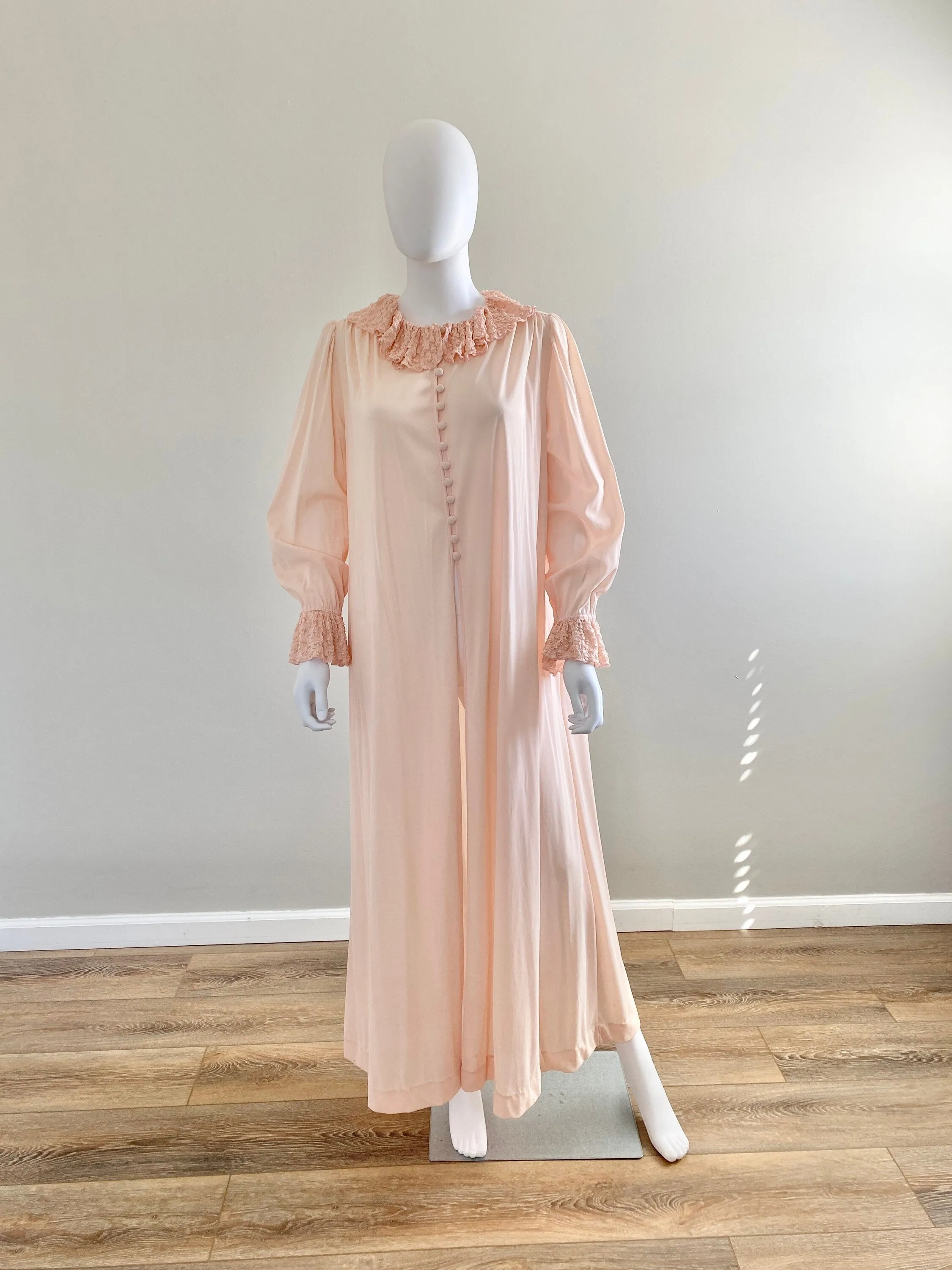 Vintage 1960s Pink Dressing Gown with Ruffled Collar / 60s retro robe / Size M L